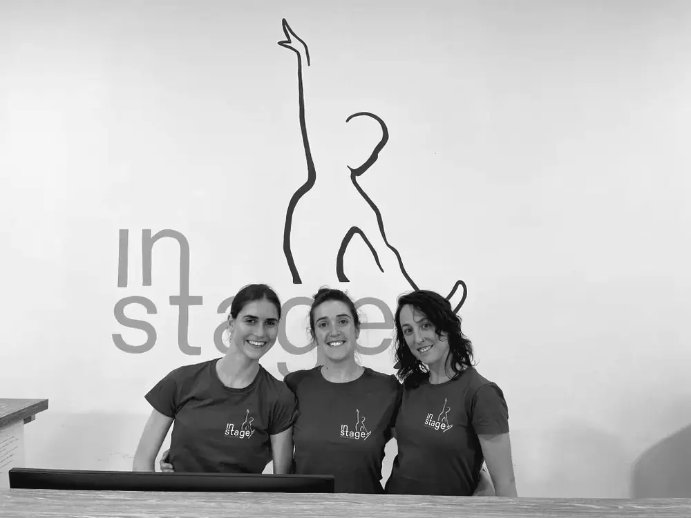 El equipo de recepción de In Stage con camisetas de la escuela, en blanco y negro