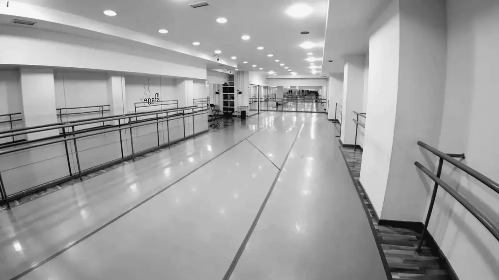 La sala grande de In Stage, vacía, con barras y espejos